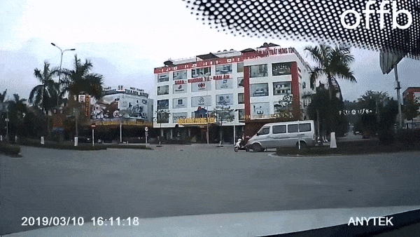 Video: Sang đường không quan sát, tài xế xe máy bị xe khách hất bay giữa đường