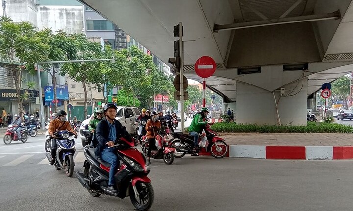 Công an hóa trang thành tài xế Grab bắt gọn 3 đối tượng mang dao bầu cướp giật túi xách