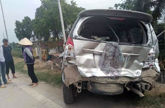 Tin tai nạn giao thông mới nhất ngày 12/3/2019: Xe tải húc xe Innova 7 chỗ nát bươm