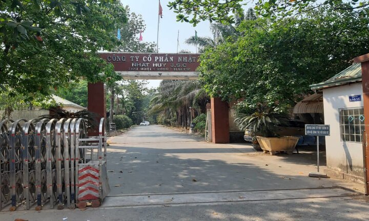 Điều tra nguyên nhân nam công nhân nằm gục chết dưới cột điện ở Bình Dương 