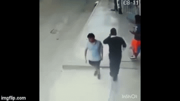 Video: Tên cướp giật điện thoại người đi đường rồi nhảy lên ô tô tẩu thoát ngoạn mục như phim