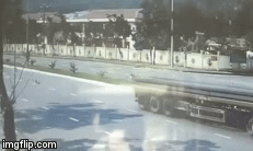 Video: Chạy xe ẩu, người đàn ông bị xe container cuốn vào gầm