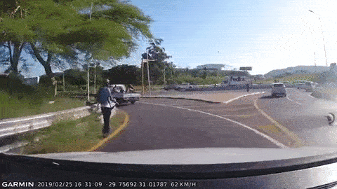 Video: Bán tải vào cua với tốc độ kinh hoàng, hất văng cả người trên thùng xe