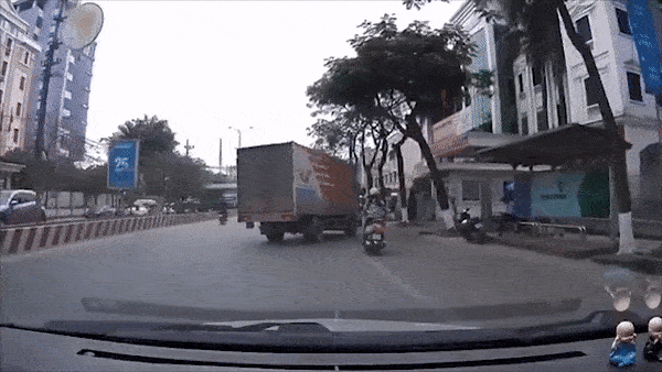Video: Pha tạt đầu của ô tô chuyển phát nhanh khiến người đi xe máy té ngã