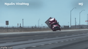 Video: Kinh hoàng khoảnh khắc gió giật mạnh lật đổ xe đầu kéo trên cao tốc