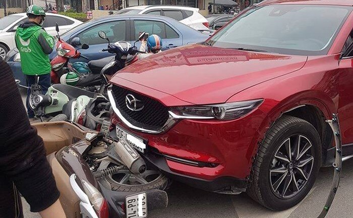 Nữ tài xế Mazda đâm hàng loạt xe máy ở Ngã Tư Sở