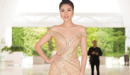 Người đẹp bị tước danh hiệu Á hậu khoe đường cong hút mắt
