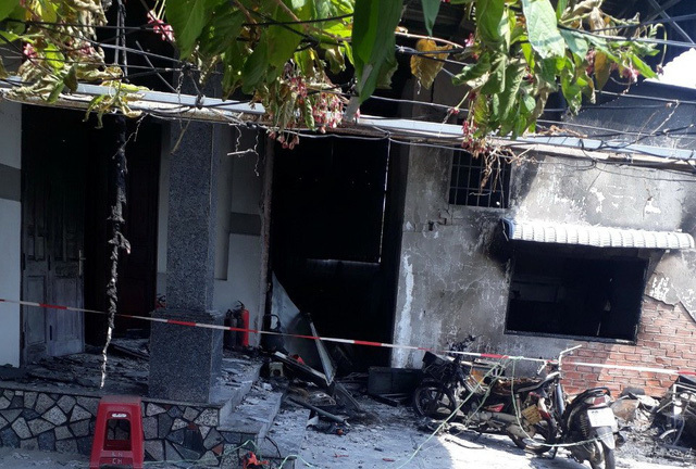 Phát hiện 3 thi thể cháy đen trên gác xép sau hỏa hoạn ở tiệm sửa đồ điện tử