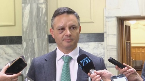 Sốc: Bộ trưởng New Zealand bất ngờ bị đấm khi đang trên đường đi làm