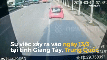 Video: Tài xế ô tô chặn đầu xe buýt cho vợ bắt xe, suýt gây tai nạn thảm khốc