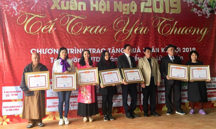 Á hậu - Doanh nhân Mai Vũ mang chút hơi ấm cho Tây Bắc