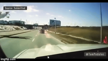 Video: Tài xế hoảng hồn khi máy bay lao xuống đường cao tốc, quẹt ngang đầu ô tô