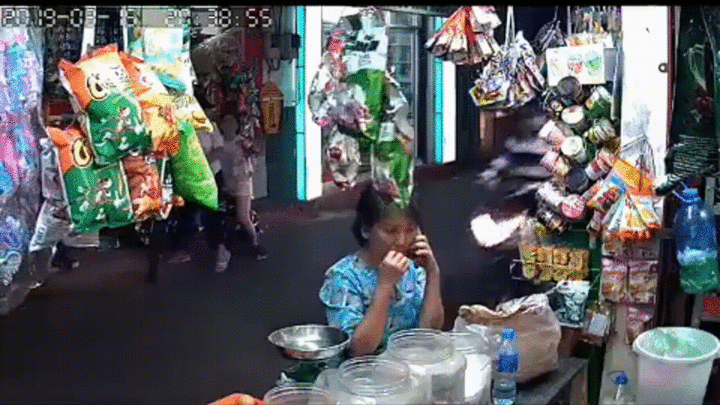 Video: Bị nam thanh niên cướp giật điện thoại, người phụ nữ ngã sõng soài giữa phố Sài Gòn