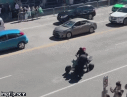 Video: Cảnh sát bị xe địa hình 4 bánh kéo lê, ngã nhào xuống đường