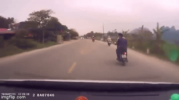 Clip: Đầu trần đi xe máy đánh võng, 2 thanh niên gặp tai nạn thảm khốc