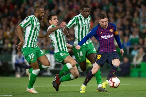 Messi lập hat-trick giúp Barca tới gần hơn với chức vô địch La Liga