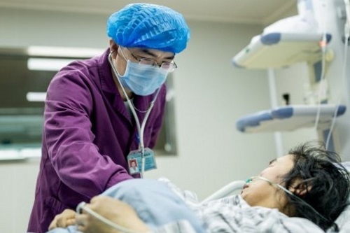 Tiêm nước ép trái cây bổ dưỡng, người phụ nữ suýt chết vì nhiễm trùng máu, hỏng nội tạng