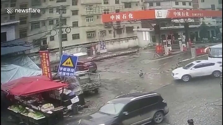 Bé gái thoát chết kì diệu sau khi bị ô tô cuốn vào gầm và kéo lê cả chục mét