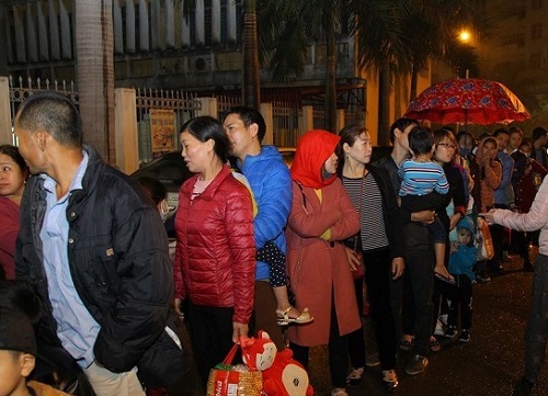 Hàng trăm người dân Bắc Ninh đội mưa, xếp hàng từ quá nửa đêm để chờ xét nghiệm sán lợn