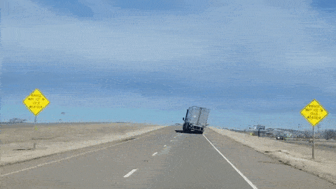 Video: Kinh hoàng gió thổi bay cả xe container, trượt dài trên cao tốc