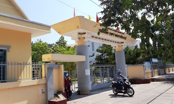 Cô giáo bị tố vào nhà nghỉ với nam sinh: