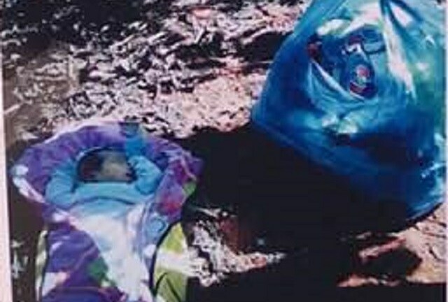 Nghe chó sủa dữ dội, chủ nhà thức dậy thì phát hiện một bé trai bị bỏ rơi trước cửa