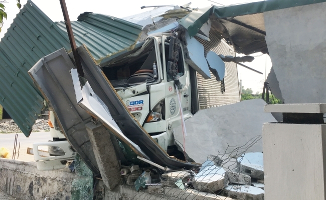 Tin tai nạn giao thông mới nhất ngày 21/3/2019: Tài xế xe tải bị bắt đền 250 triệu vì tông sập tiệm tóc