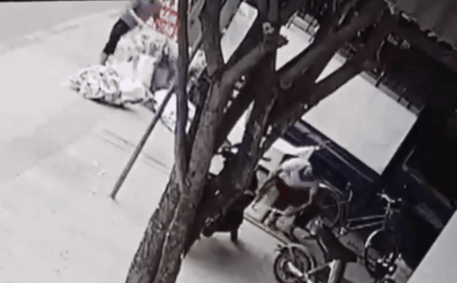 Video: Vừa quay lưng, người đàn ông nhận ngay cú đâm kinh hoàng