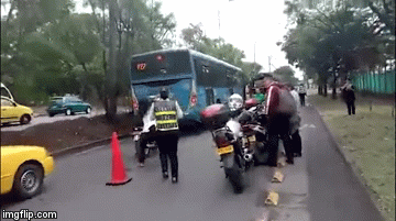 Video: Cô gái phạm luật còn liên tiếp vật ngã 2 nữ cảnh sát giao thông