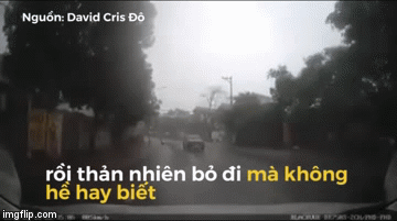 Video: Người ngồi sau rớt xuống đường, xe máy thản nhiên đi tiếp
