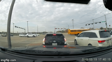 Video: Vượt đèn đỏ với tốc độ như tên bắn, ôtô văng xa hàng chục mét