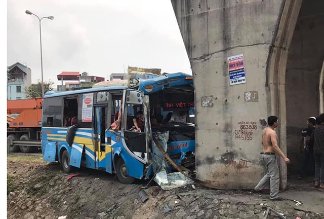 Xe khách lao thẳng vào trụ cầu vượt, nhiều hành khách mắc kẹt
