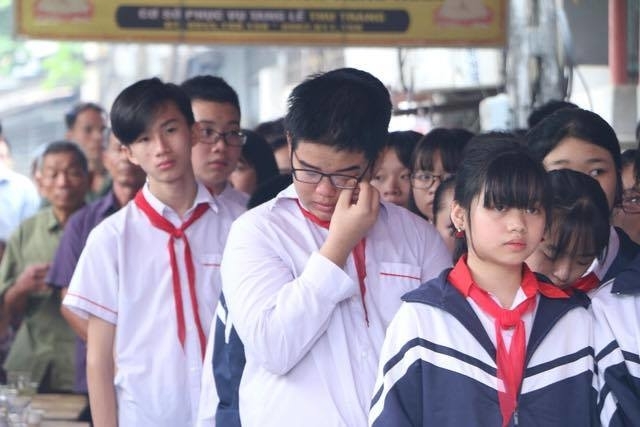 Khăn quàng đẫm nước mắt ngày tiễn đưa 8 em học sinh đuối nước thương tâm