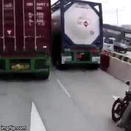 Video: Đi vào giữa xe tải và xe bồn, xe máy bị kẹp thảm khốc