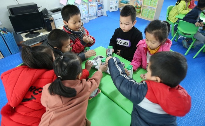 Chương trình Sữa học đường tại Hà Nội: Nhiều phụ huynh muốn mỗi con được thêm 2-3 suất nữa