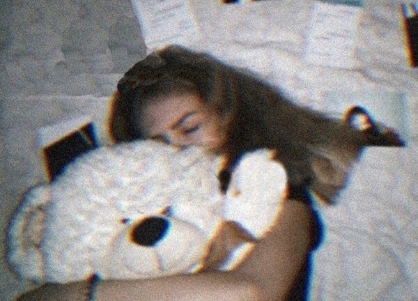 Vừa sạc, vừa dùng điện thoại khi tắm, bé gái 14 tử vong