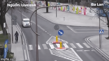 Video: Vừa xuống đường, cụ ông đi xe đạp bị ôtô đâm thẳng vào người