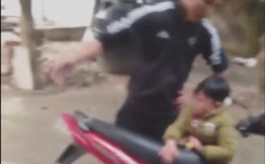 Người bố tát đôm đốp vào mặt con trai 5 tuổi khi cãi nhau với vợ cũ nói gì?