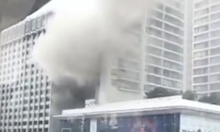 500 người hoảng loạn tháo chạy khỏi khách sạn 5 sao bốc cháy, khói đen nghi ngút