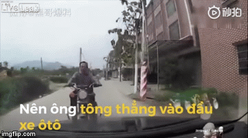 Video: Đối đầu ô tô giữa đường làng, người đi xe máy bay lên không trung