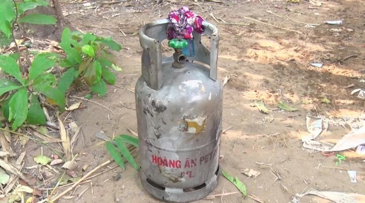 Tá hỏa phát hiện người đàn ông cháy đen bên cạnh bình gas mở van