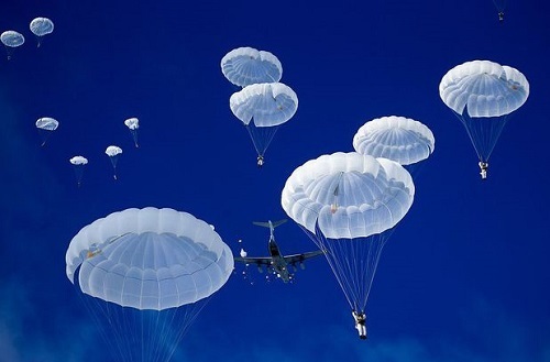 Cận cảnh hơn 1000 binh sĩ Nga nhảy dù, tập trận rầm rộ chống khủng bố