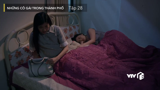 Những cô gái sống trong thành phố tập 28: Mai không chịu nổi cảnh bị giam lỏng, cô liều trốn thoát trong đêm mưa