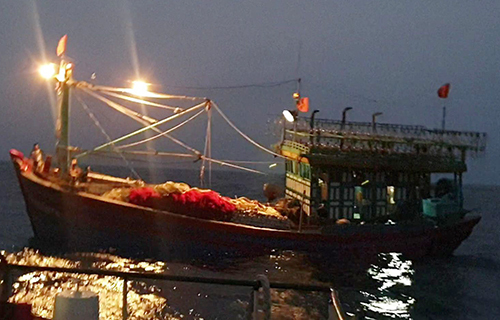 Nghệ An: Đưa tàu cá cùng 16 thuyền viên trôi dạt trên biển vào bờ an toàn