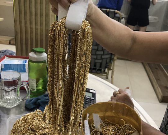 Chủ tiệm vàng ở Hội An bất ngờ nhận lại 4,9 tỷ và 225 lượng vàng