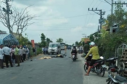 Tin tai nạn giao thông mới nhất ngày 1/4/2019: Xe máy 'đối đầu' ô tô khách, 1 người thiệt mạng