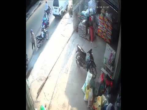 Video: Xe máy đỗ chiếm lòng đường bị xe đi ngược chiều tông mạnh