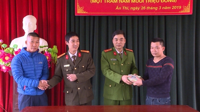 Hưng Yên: Người dân nhặt được chiếc túi chứa 150 triệu đồng đem nộp công an