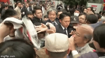 Video: Người dân Nhật Bản quây kín, tranh nhau số báo đưa tin niên hiệu triều đại mới