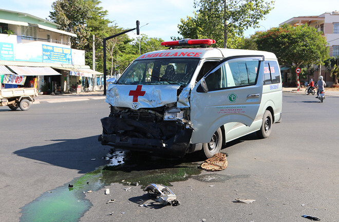 Tin tai nạn giao thông mới nhất ngày 2/4/2019: Vượt đèn đỏ, xe cứu thương gây tai nạn khiến 3 người bị thương